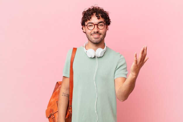 Étudiant hispanique se sentant heureux, surpris et joyeux, souriant avec une attitude positive, réalisant une solution ou une idée