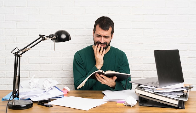 Étudiant homme stressé accablé