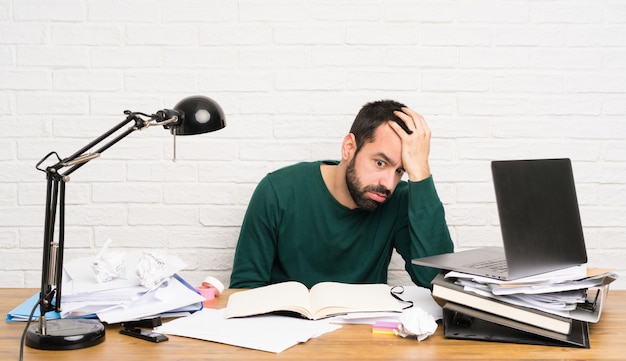 Étudiant homme stressé accablé