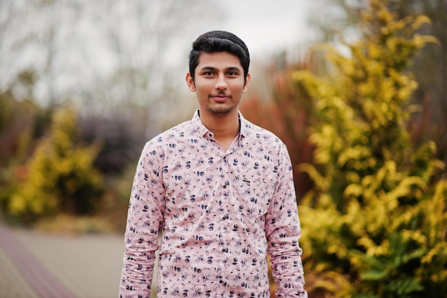 Étudiant indien à la chemise posée en plein air