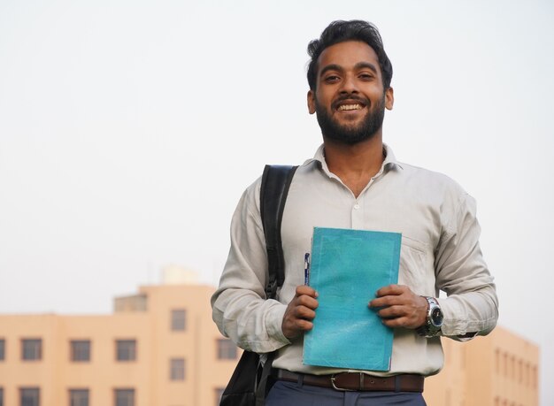 Étudiant indien avec des livres au campus de collage