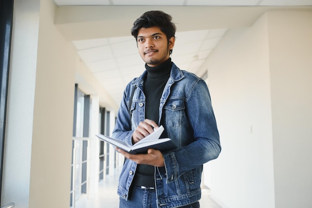 Étudiant indien à l'université.