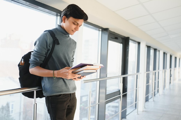 Étudiant indien à l'université.