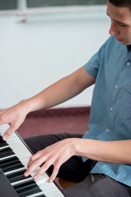 Étudiant jouant du piano