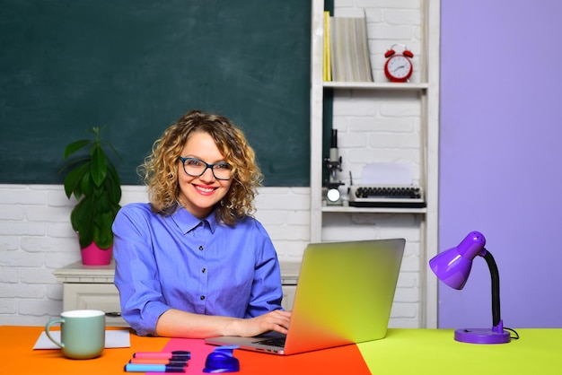 Étudiant de la journée mondiale des enseignants étudiant en classe jeune enseignant drôle en classe étudiant universitaire