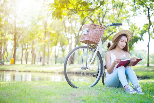 Étudiant lisant un livre dans le parc. Prêt à aller à l'université.