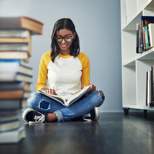 Étudiant de livre de bibliothèque et femme lisant des recherches d'informations sur l'histoire ou des livres pour la rentrée scolaire université ou collège étude de bourses d'études de l'académie d'apprentissage et personne de sexe féminin assise sur le sol