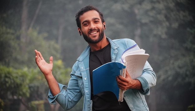 Étudiant avec des livres - étudiant avec des images de matériel d'étude