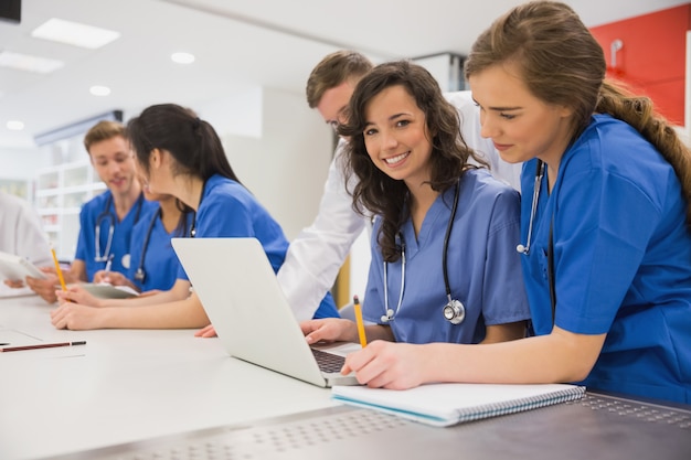 Étudiant en médecine souriant à la caméra pendant la classe