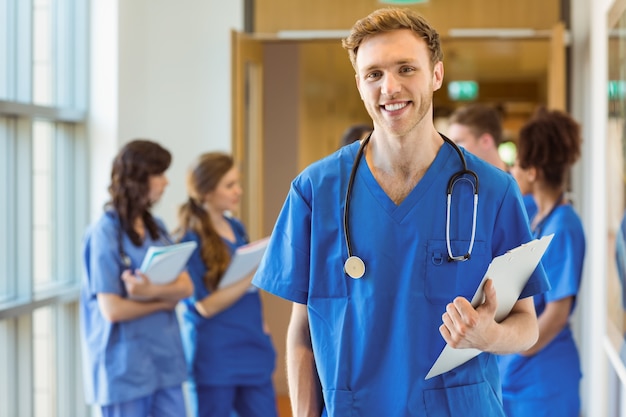 Étudiant en médecine souriant à la caméra