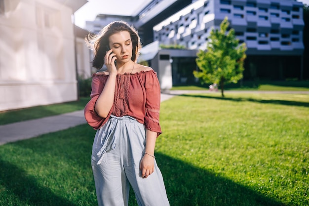 Étudiant mignon faisant des appels téléphoniques