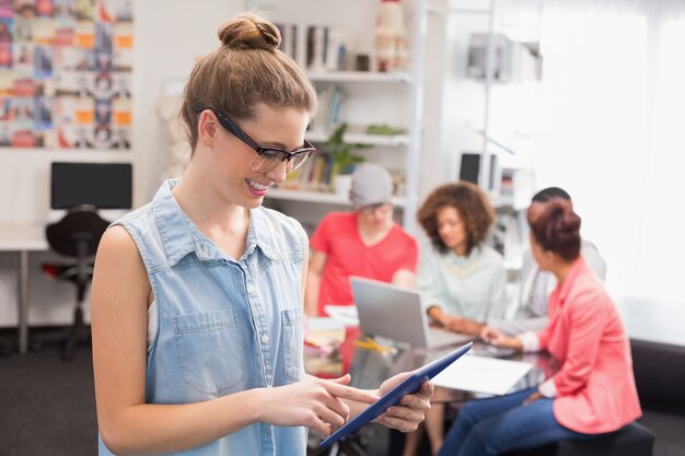 Étudiant de mode à l&#39;aide de tablette