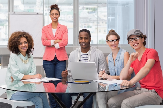 Étudiant de mode donnant une présentation