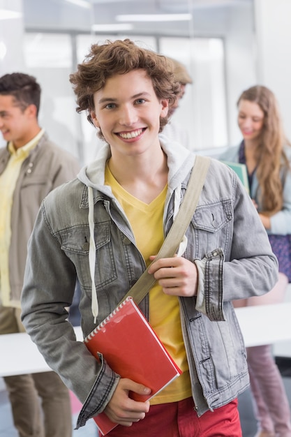 Étudiant de mode souriant à la caméra