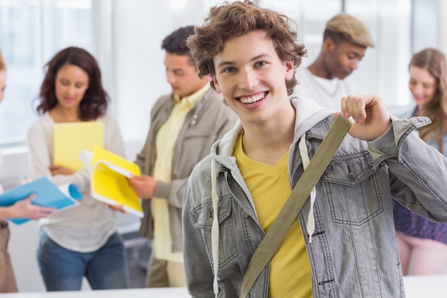 Étudiant de mode souriant à la caméra