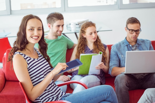 Étudiant de mode souriant à la caméra