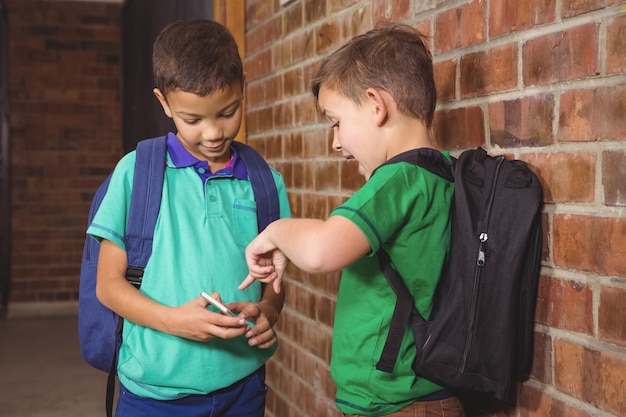 Étudiant montrant leur nouveau téléphone mobile