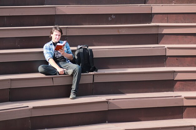 Étudiant en plein air apprendre seul