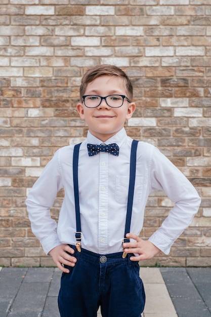 Étudiant portant des lunettes et un nœud papillon Retour à l'école