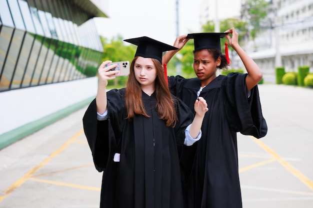 Étudiant portant une robe et faisant une photo par smartphone diplômé Heureux succès et célébration des diplômés Félicitations
