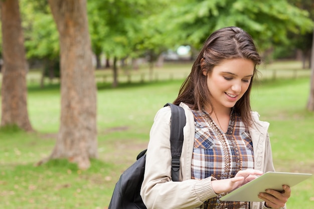 Étudiant de première année utilisant un pavé tactile