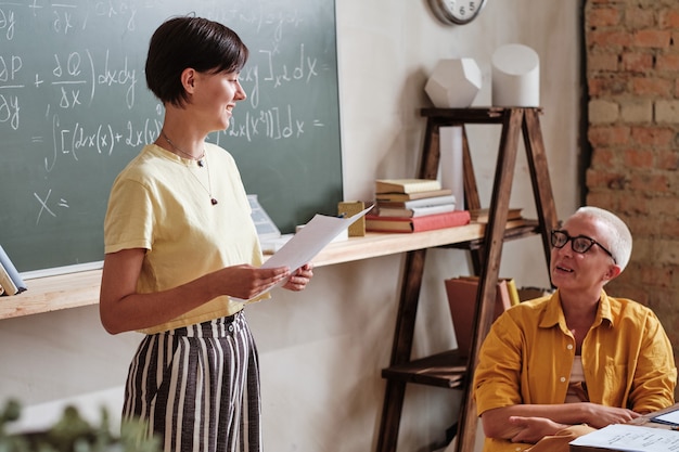 Étudiant présentant le rapport à l'enseignant