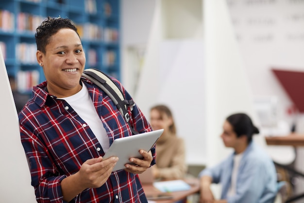 Étudiant de race mixte souriant