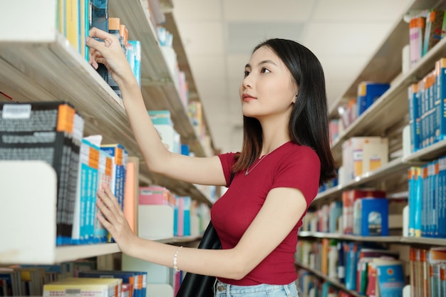 Étudiant à la recherche de livres