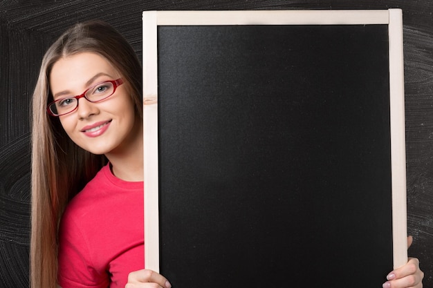 Étudiant rousse avec tableau noir.