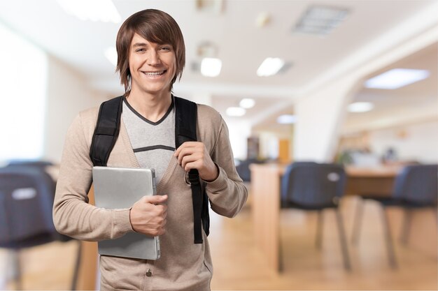 Étudiant avec sac à dos sur fond