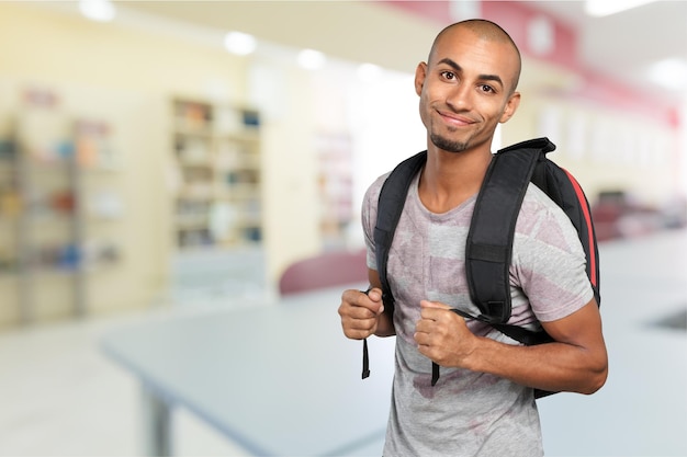 Étudiant avec sac à dos sur fond