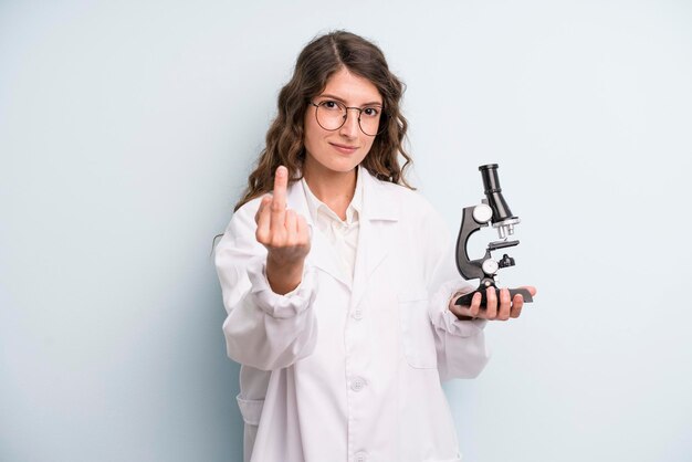 Étudiant scientifique de jeune adulte jolie femme avec un microscope