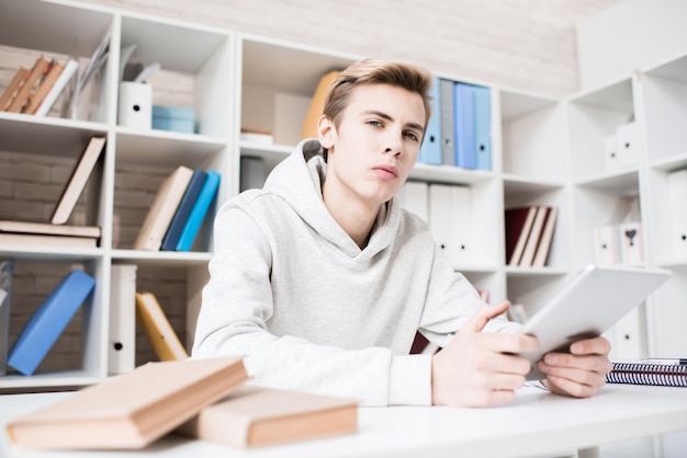 Étudiant sérieux en classe