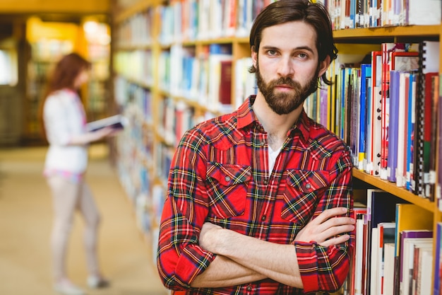 Étudiant sérieux dans la bibliothèque