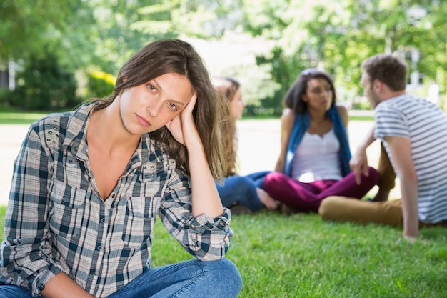 Étudiant solitaire se sentant exclu sur le campus