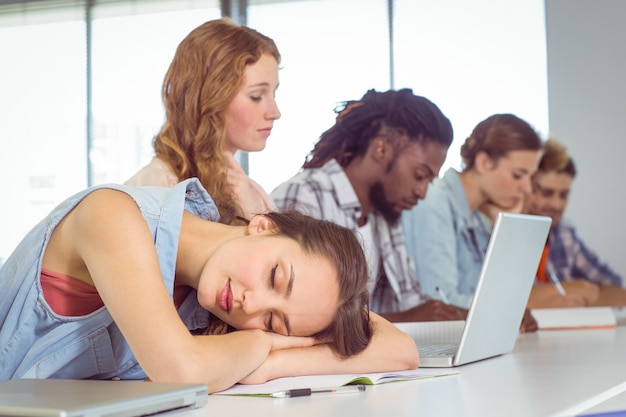 Étudiant somnolant pendant un cours