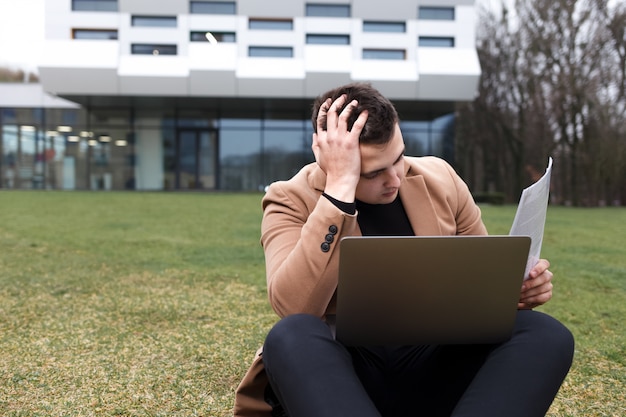 Étudiant songeur tient sa tête