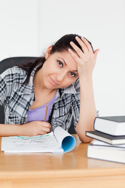 Étudiant souriant avec devoirs