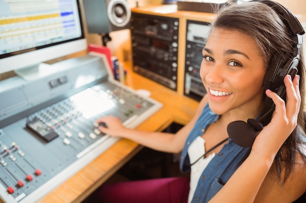 Étudiant souriant étudiant mixage audio