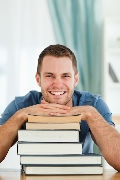 Étudiant souriant avec ses livres