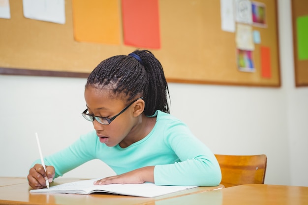 Étudiant travaillant sur le travail en classe