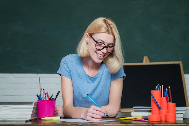 Étudiant universitaire allant au professeur de collège en classe étudiant se préparant à un test ou un examen jeune wo