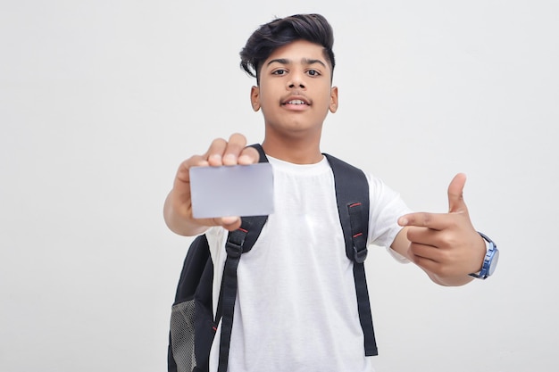 Étudiant universitaire indien montrant la carte sur fond blanc.