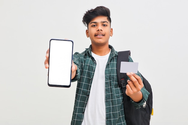 Étudiant universitaire indien montrant un écran mobile et une carte sur fond blanc.