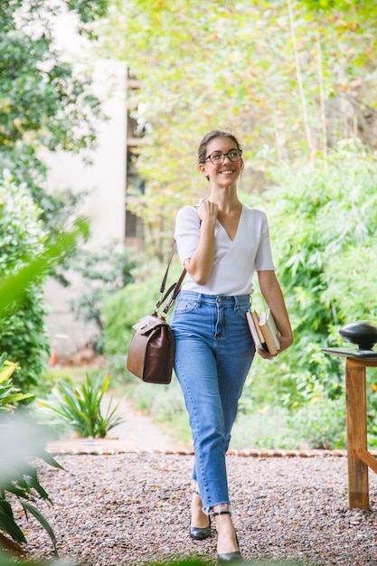 Étudiant universitaire se promenant dans l'université du campus