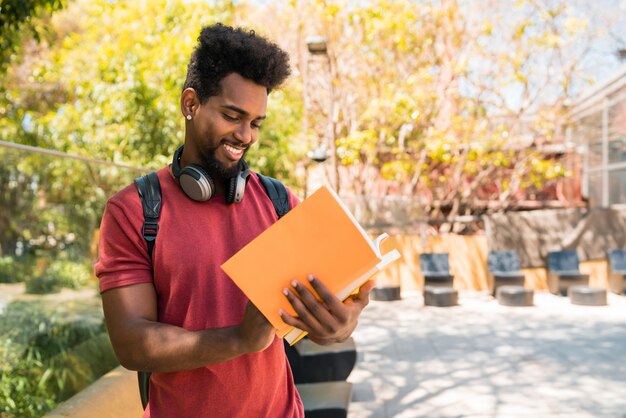 Étudiant à l'université afro étudiant et lisant son livre