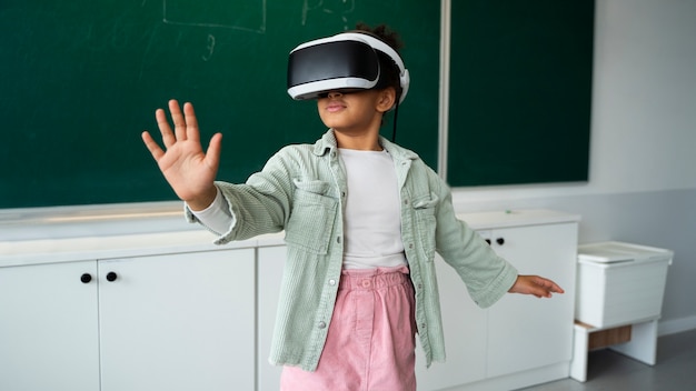 Étudiant utilisant un casque de réalité virtuelle à l'école