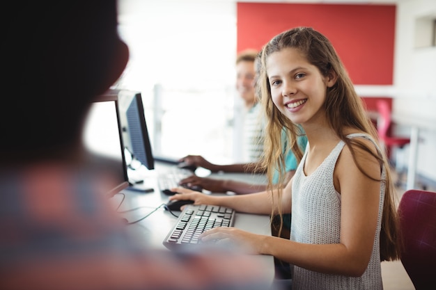 Étudiant utilisant un ordinateur en classe