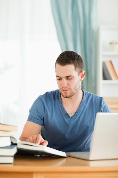 Étudiant utilisant son cahier pour ses devoirs