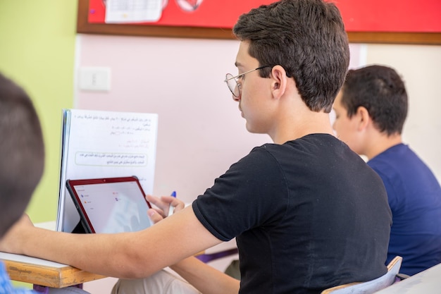 Étudiant utilisant une tablette pour étudier en classe